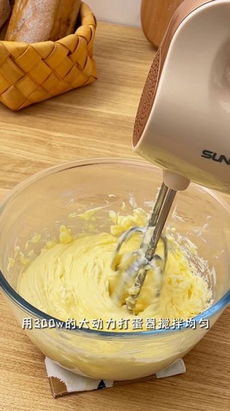 巴斯克芝士蛋糕的做法操作步骤第4步：用顺然打蛋器搅拌均匀