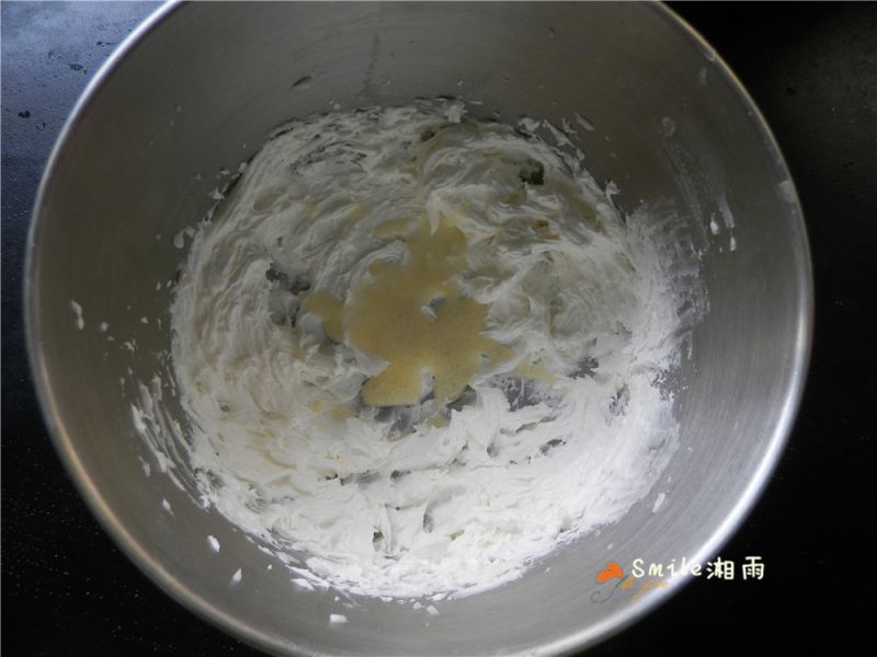 樱花曲奇的做法操作步骤第4步：用电动打蛋器中速打发至黄油颜色变浅且蓬松状，分3次加入室温淡奶油，搅打均匀，每次都要打发融合后加下一次。