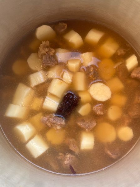 红枣山药牛肉汤的做法操作步骤第8步：再煮一分钟即可食用