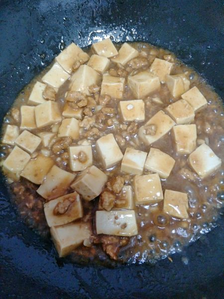 肉末豆腐的做法操作步骤第7步：差不多起锅给点水淀粉就好了(一勺淀粉加2勺水，拌匀就是水淀粉)