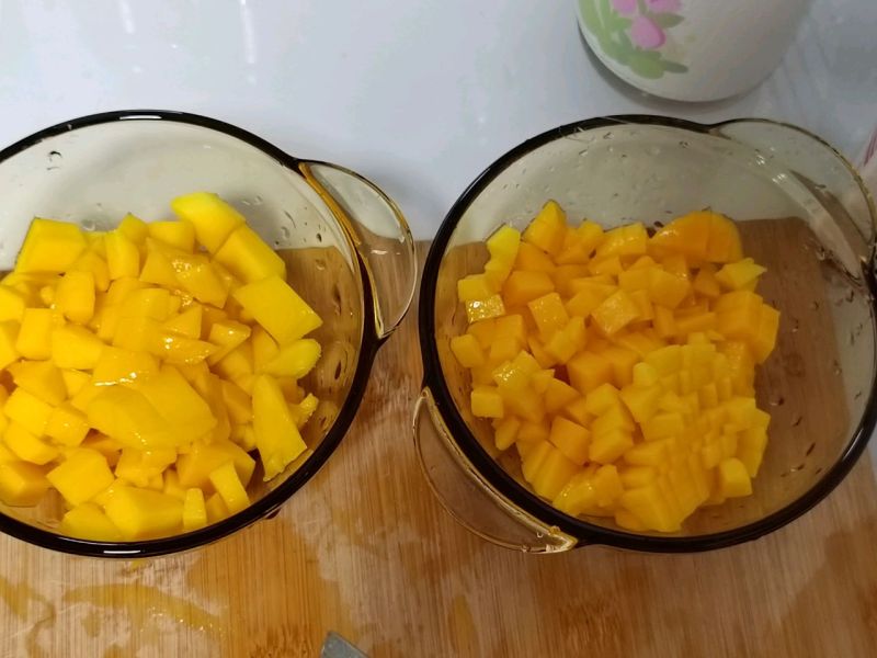 夏季饮品的做法操作步骤第4步：准备好的芒果切成小粒，分成两份