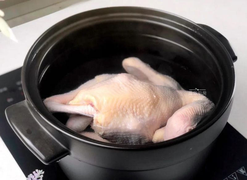鸡汤煲的做法操作步骤第4步：陆宝炖锅倒入适量清水，放入洗净的鸡，焯水煮2分钟左右至沸腾捞出；