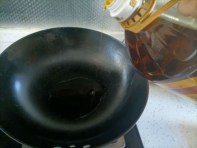 葱烧海参的做法操作步骤第3步：锅中放入适量的金龙鱼外婆乡小搾菜籽油。