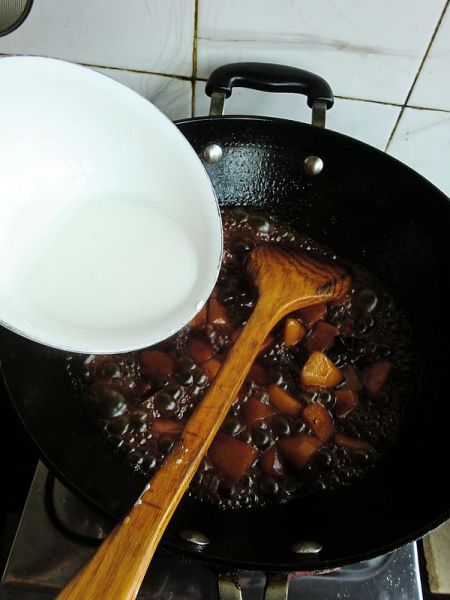 红烧土豆的做法操作步骤第11步：土豆绵软汤汁半干，淋入少许水淀粉。