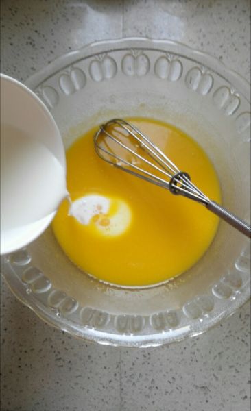 水果奶油裱花蛋糕的做法操作步骤第4步：逐渐加入牛奶，搅拌均匀，无油粒