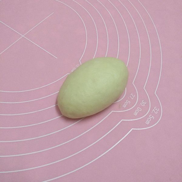 黄油面包的做法操作步骤第6步：搓成椭圆形