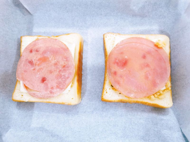 奶香爆浆三明治的做法操作步骤第9步：放上火腿片