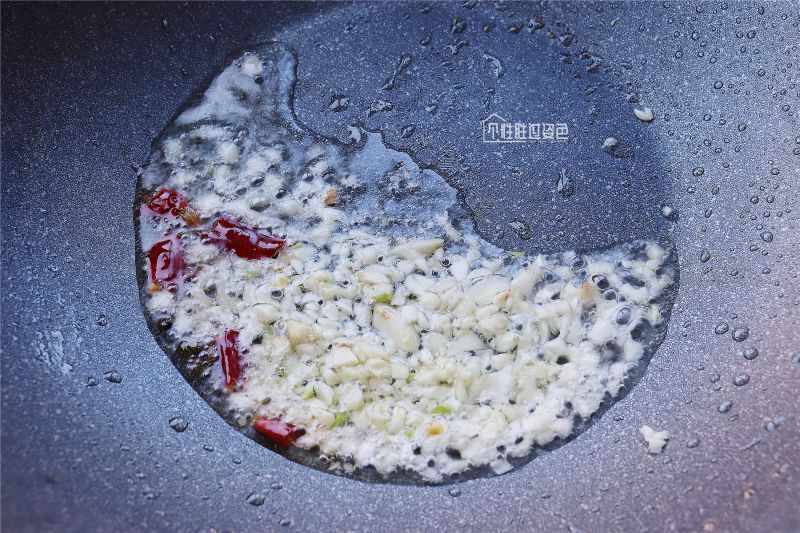 红烧平菇的做法操作步骤第4步：锅中放入油，放入蒜末、干辣椒小火煸出香味