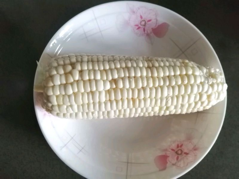 奶香玉米耙耙的做法操作步骤第1步：取新鲜的玉米，扒去玉米叶，须子，清洗干净