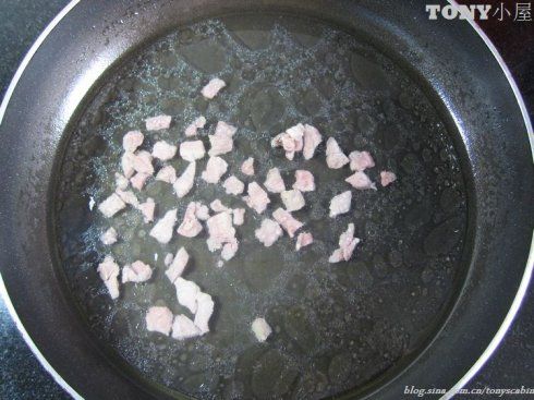 西湖莼菜汤的做法操作步骤第4步：放入鸡汤，大火煮开。