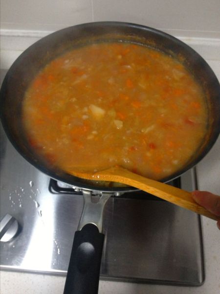 罗宋汤的做法操作步骤第5步：两个多小时以后，土豆、西红柿基本烧化了，胡萝卜和包菜和都很软糯，你可以用锅铲把没有粉碎的胡萝卜和土豆压碎，这样汤会比较粘稠。最后再尝一下味道，缺什么调料就再补一些，再炖一会，就成功啦。