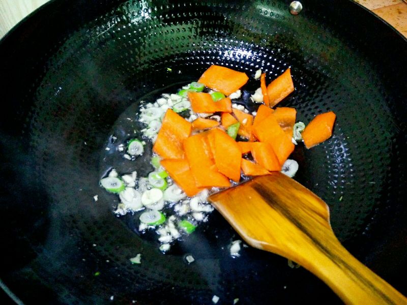 干锅土豆片的做法操作步骤第6步：放入胡萝卜翻炒几下