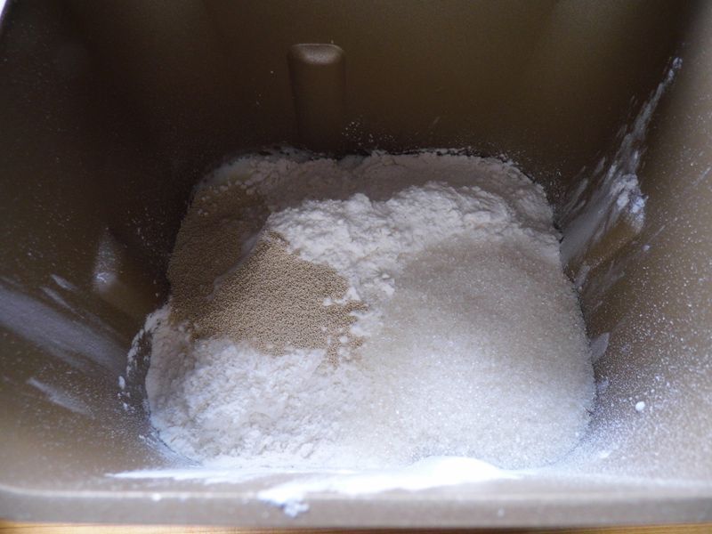 椰蓉面包的做法操作步骤第2步：将面团材料除（黄油）外放入面包桶，和面20分钟后检查一下面团，到达了扩展程度，这个时候就可以加入黄油了