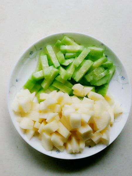 黄瓜苹果酸奶汁的做法操作步骤第1步：黄瓜和苹果洗净后去皮，切成小块。