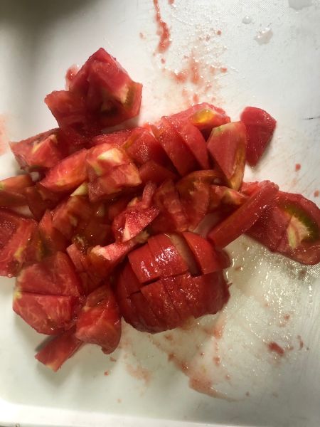 番茄鸡胸肉丸子汤的做法操作步骤第9步：剝去番茄的皮再将番茄切成小块