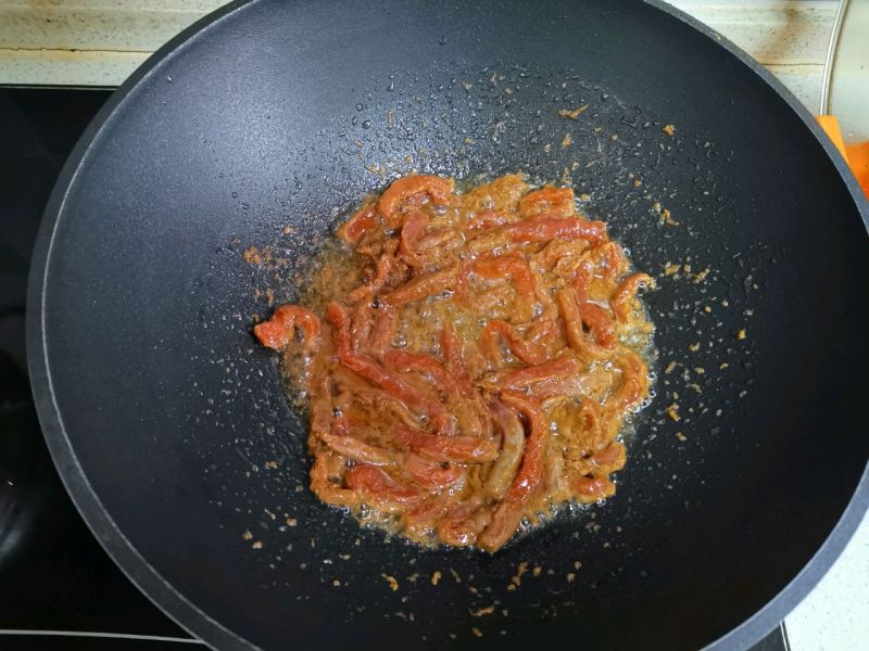 杭椒牛柳的做法操作步骤第4步：热锅凉油，倒入腌制好的牛肉，炒至断生，盛出备用。