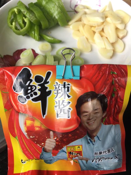 素炒有机菜花的做法操作步骤第4步：这里可以用郫县豆瓣酱也可以用各种品牌的鲜辣酱。