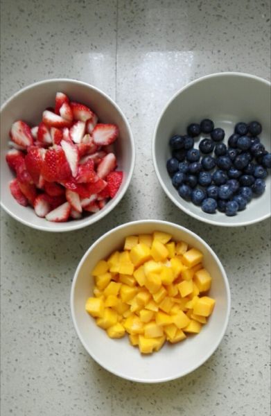 水果奶油裱花蛋糕的做法操作步骤第15步：准备水果，草莓洗净切块；芒果切开划十字刀，用勺子挖下来（不会切芒果的看后面的步骤）