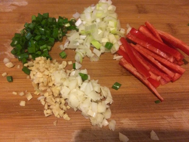 红烧鲫鱼的做法操作步骤第3步：将半截红椒切丝、大蒜切末、葱切碎、姜蒜切碎。（另外把米洗好并插电开始煮饭，白菜洗净撕开，10分钟差不多可以做完这些活了）