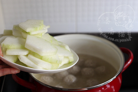 冬瓜汆丸子汤的做法操作步骤第9步：丸子都浮起来之后下入冬瓜片，煮几分钟。