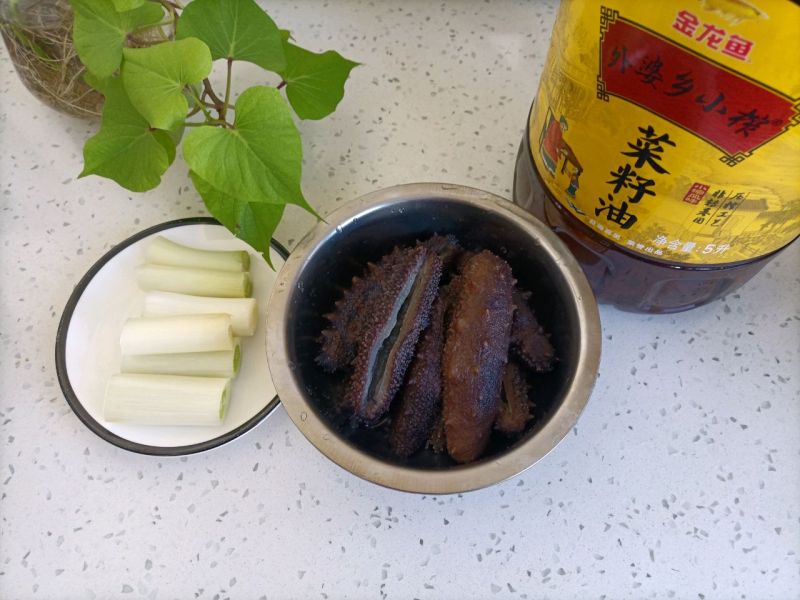 葱烧海参的做法操作步骤第1步：准备食材。