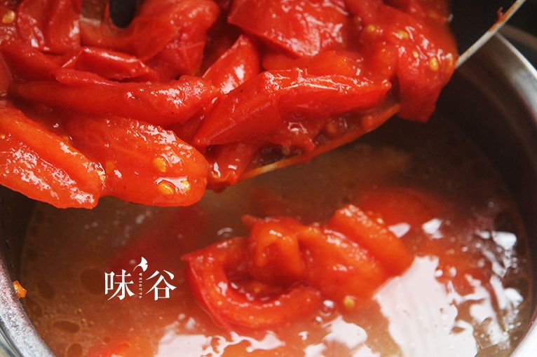 番茄牛尾汤的做法操作步骤第7步：收汁后把番茄倒入锅内，继续小火煮半个小时。