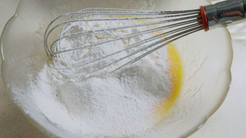 奶油戚风蛋糕卷的做法操作步骤第4步：筛入蛋糕粉