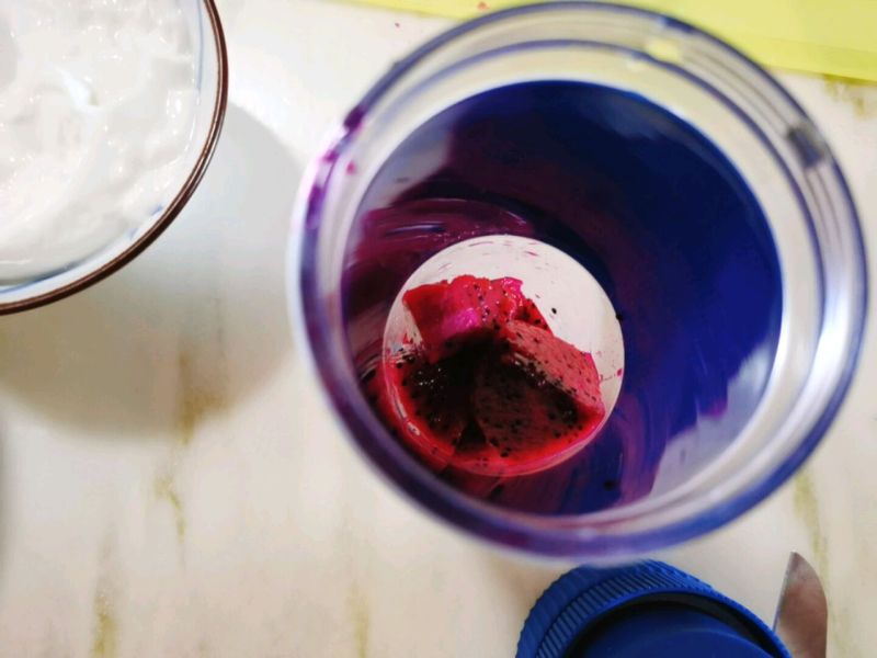 火龙果思慕雪的做法操作步骤第2步：火龙果去皮切块放去果汁杯中，加入自制酸奶榨成奶昔待用