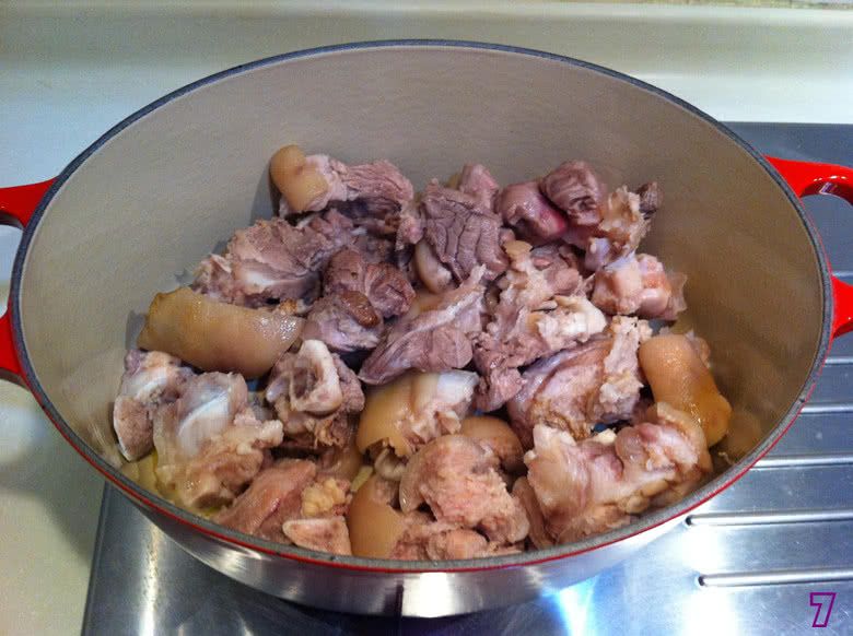 风味辣猪蹄的做法操作步骤第7步：姜片爆好后，将沥干水份的猪脚倒入锅中；