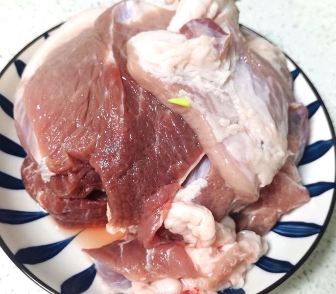 红烧卤味烧肉的做法操作步骤第1步：五花肉洗净