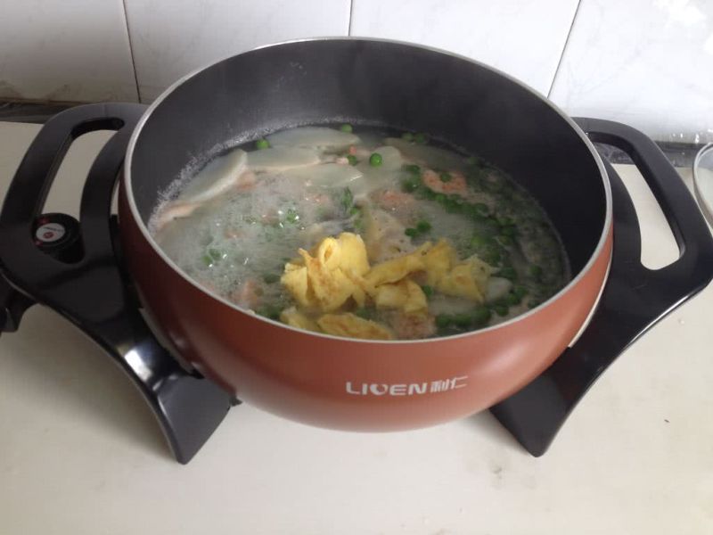 山药虾仁汤的做法操作步骤第12步：放入鸡蛋煮开