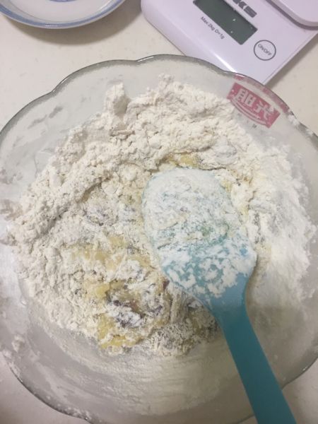 蔓越莓曲奇饼干的做法操作步骤第6步：筛入低粉