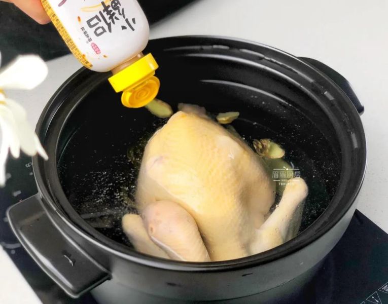 鸡汤煲的做法操作步骤第6步：放几片姜片，挤入适量小鲜侣调味汁；