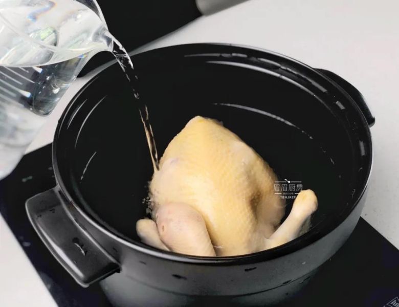 鸡汤煲的做法操作步骤第5步：炖锅洗净放入焯水后的鸡，倒入适量清水（水量以没过食材为准）；