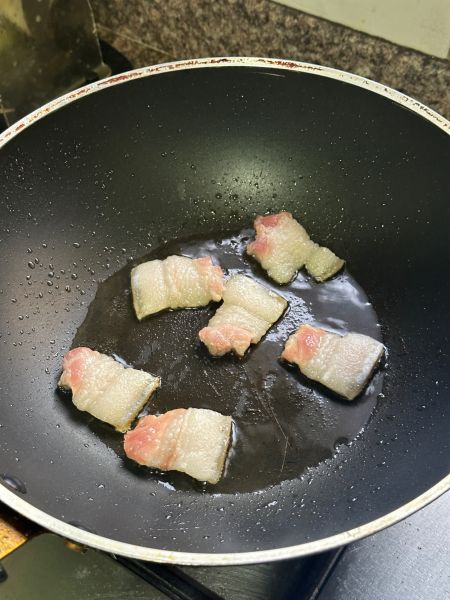 潮汕春菜煲的做法操作步骤第1步：五花肉爆出油，热锅后记得调中小火。