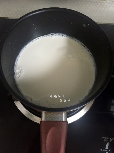 焦糖布丁的做法操作步骤第4步：牛奶微火加热30°（人的体温36.5°）