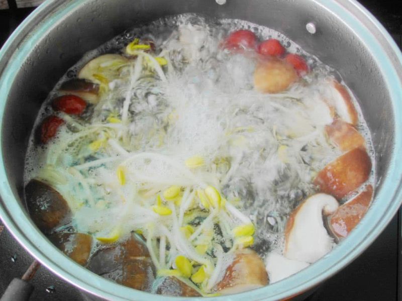 山药鲜蔬汤的做法操作步骤第2步：香菇切块； 锅中加水4碗，放入黄豆芽、红枣和香菇小火煮30分钟；