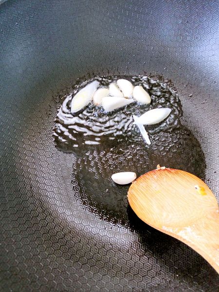 白菜木耳烧豆腐的做法操作步骤第3步：葱蒜炝锅