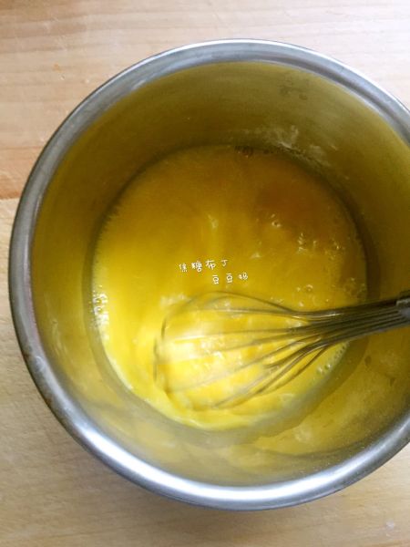 焦糖布丁的做法操作步骤第3步：手动蛋抽搅拌均匀