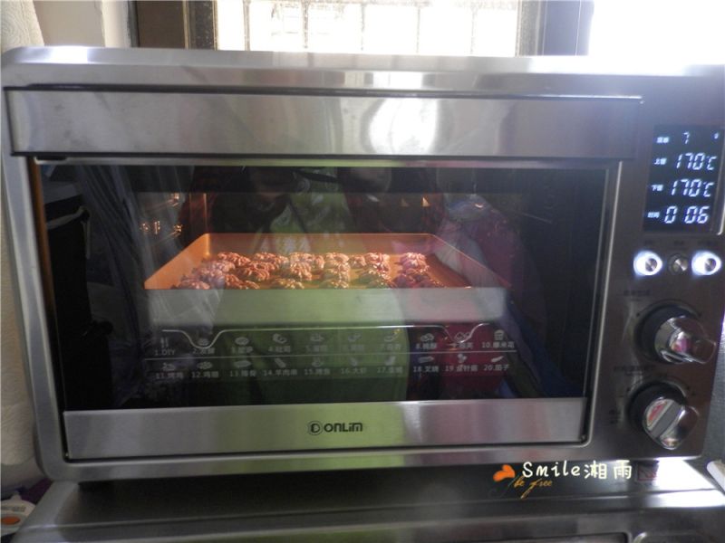 樱花曲奇的做法操作步骤第10步：将烤盘送入提前预热好的东菱烤箱中层，上下火170℃，烘烤15分钟左右（注意观察表面上色情况，发现上色时，可加盖锡纸）。
