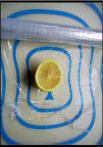 蜂蜜柠檬水的做法操作步骤第4步：剩下的柠檬用保鲜膜包好放入冰箱保鲜，一周内不会变质。