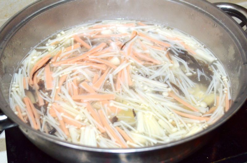 酸辣汤的做法操作步骤第8步：再加入嫩豆腐轻轻搅拌开来。
