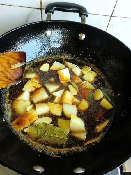 红烧土豆的做法操作步骤第8步：再加适量的清水。