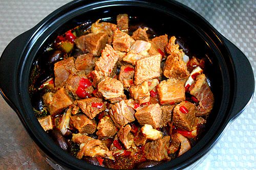 牛肉火锅的做法操作步骤第9步：将压好的牛肉捞出，放入在香菇上面，然后倒入适量的原汤。