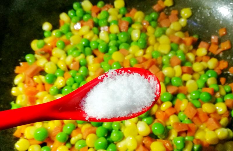 炒玉米的做法操作步骤第6步：加一勺盐。
