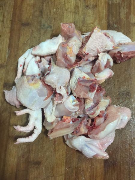 香菇红枣炖鸡汤的做法操作步骤第1步：鸡清洗干净后切成小块儿备用！