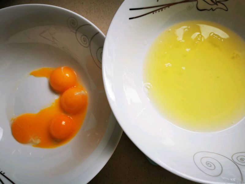 海苔肉松小贝的做法操作步骤第2步：四个鸡蛋分开蛋白和蛋黄