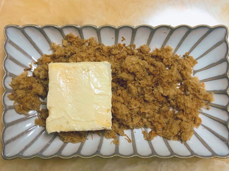 肉松吐司小贝的做法操作步骤第5步：每个面都均匀抹上沙拉酱。