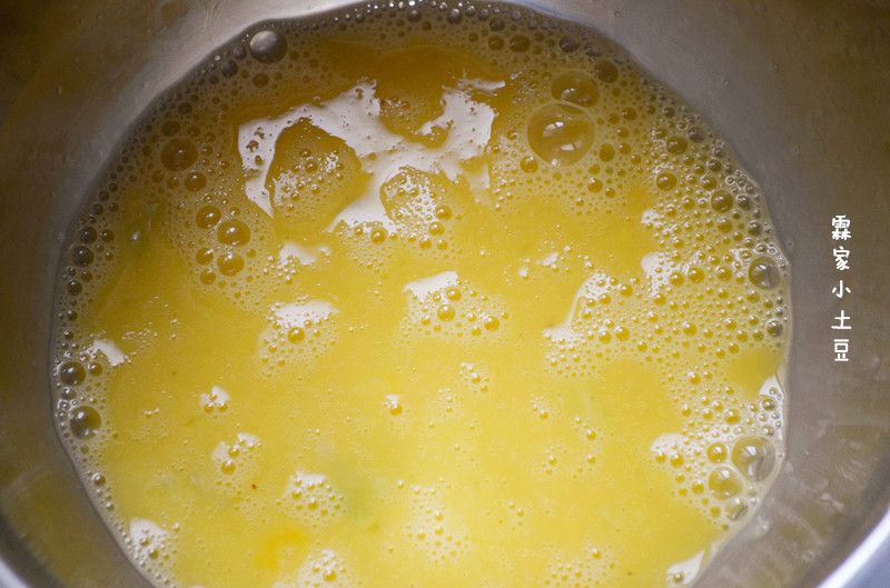 番茄鸡蛋拌面的做法操作步骤第2步：盆中加入鸡蛋+盐+花椒粉，打散。