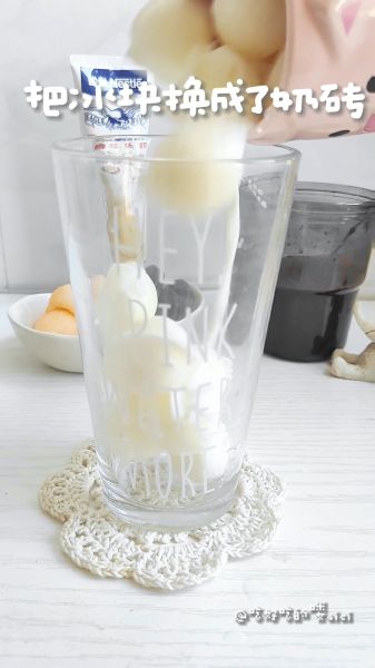 泰式冰可可的做法操作步骤第8步：杯子中倒入提前冻好的奶砖